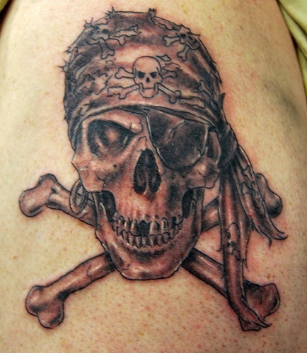 Diseño de tatuaje pirata con calavera y huesos de patrón 3D