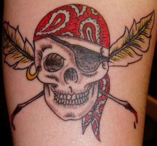 Tatuaje de calavera pirata con plumas y hojas