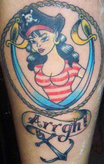 Hermoso diseño de tatuaje de chica pirata