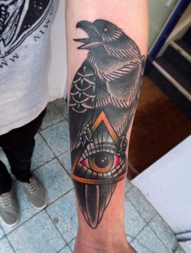 Diseño de tatuaje de cuervo masónico