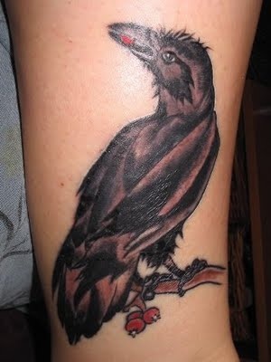 Tatuaje de cuervo en el árbol