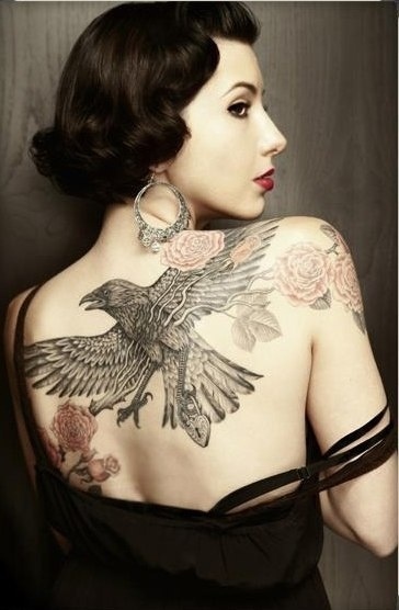 Diseño de tatuaje de cuervo en la espalda