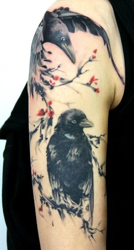 Magnífico diseño de tatuaje de cuervo y cuervo