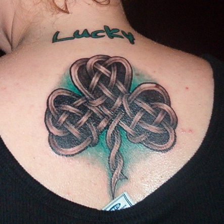 Tatuaggio Celtico Trifoglio sulla Schiena