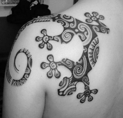 Disegni all'henné per le spalle: disegna un rettile