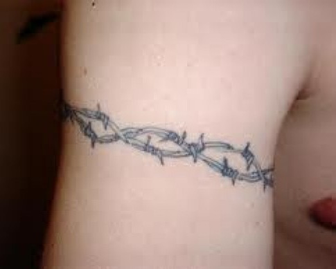 Tatuaje en el brazo, alambre de púas