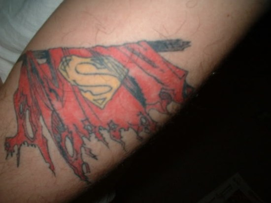 Disegno del tatuaggio di Superman con motivo a rami