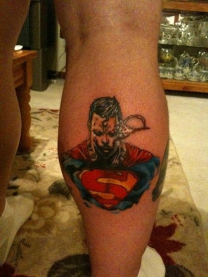 Disegno del tatuaggio di Superman sulla gamba