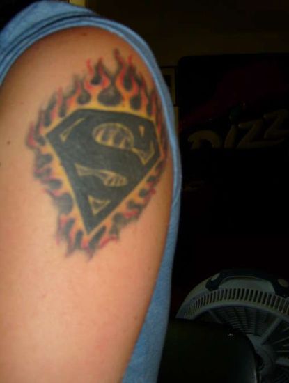 Disegno del tatuaggio di Superman con motivo fiammato