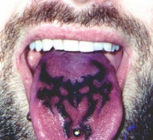 Disegno del tatuaggio della lingua tribale del diavolo