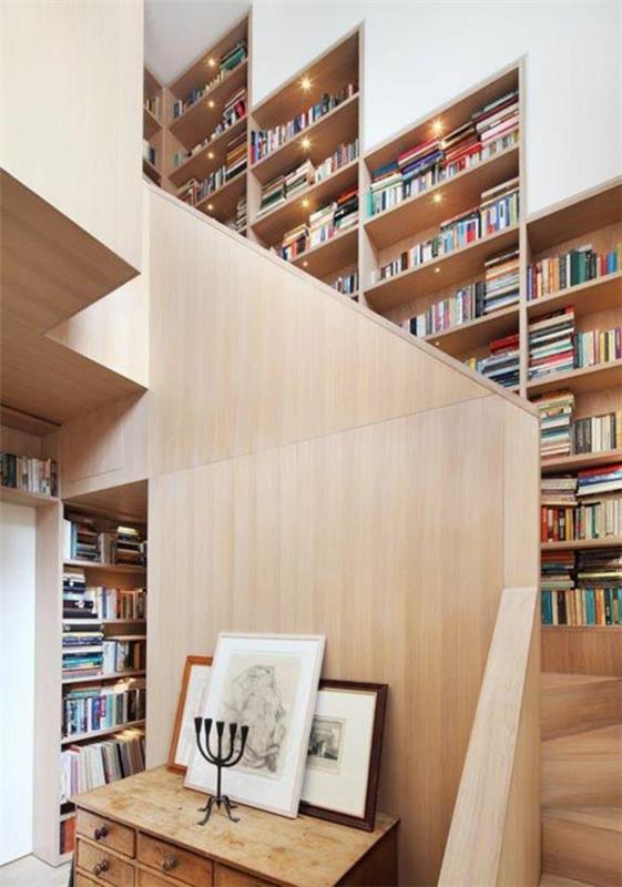 מדרגות מעוצבות בקיר עץ ספרי ספרייה מובנים