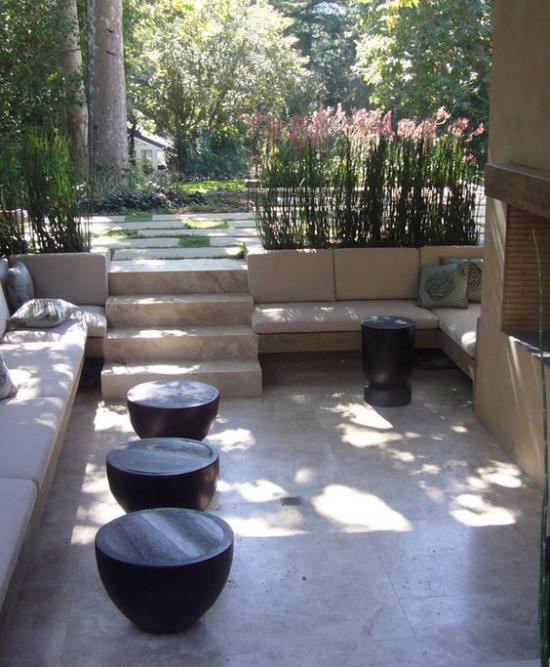 פינת ישיבה חיצונית שקועה הרבה עיצוב אבן בטון על שטח קטן בסגנון יפני פשוט אך רגוע ומזמין