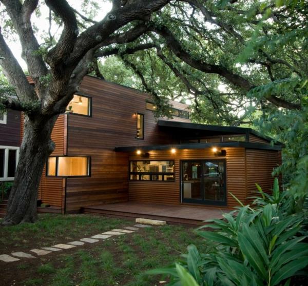 עץ יער המקיף בניין חדש של עיצוב האגדה של הבית שלך