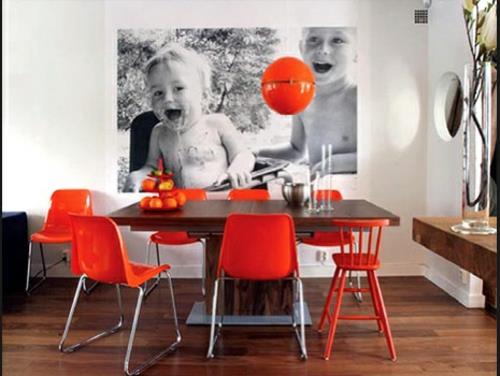 קישוט קיר עם תמונות כסאות כתומים בחדר אוכל