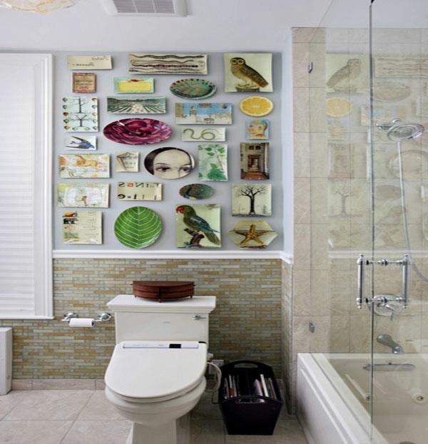 קישוט קיר עם צלחות בחדר האמבטיה מעוצב באומנות