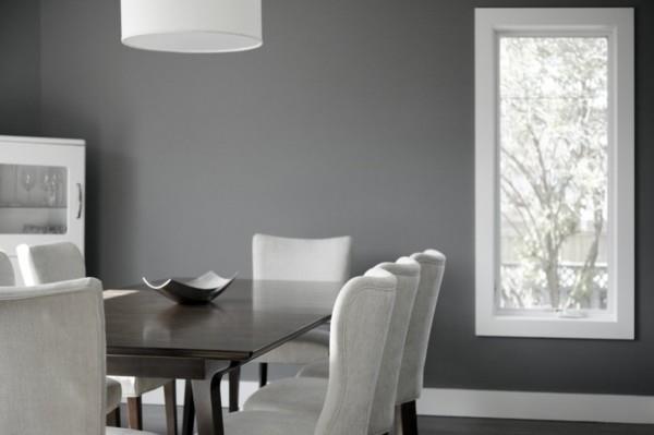 צבע קיר אפור בהיר חדר אוכל כסאות אלגנטיים לבנים
