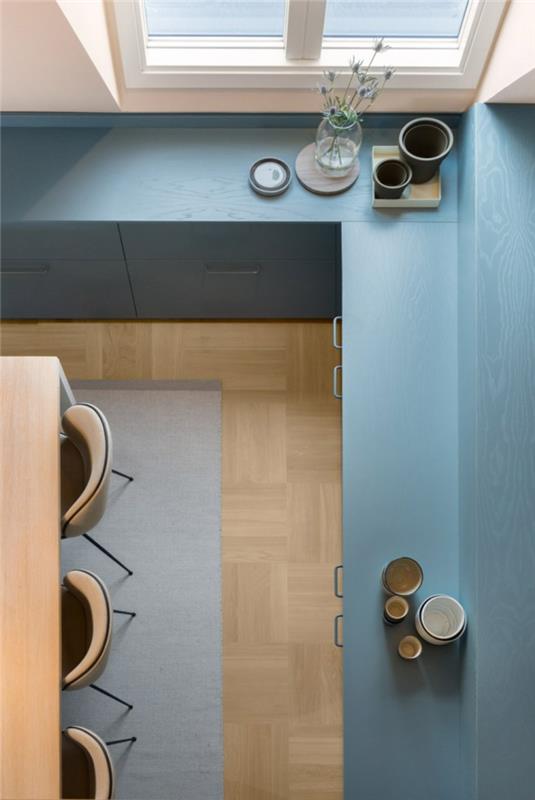 ארונות ריהוט בצבע קיר ורוד כחול שולחן אוכל כסאות עור מעץ