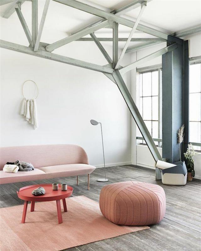 קיר צבע ורוד לופט דירה ריהוט מרופד ספה פוף שולחן צד שטיח רץ מנורת רצפה מודרנית