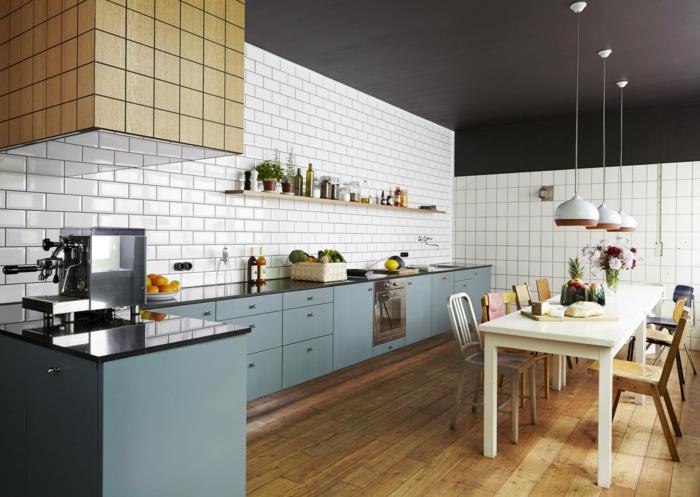עיצוב קיר מטבח ארונות מטבח כחול תליון רצפת עץ
