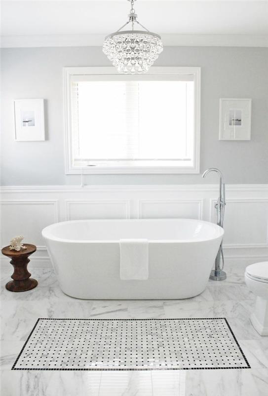 עיצוב קיר עם גווני קיר אפורים בהירים בחדר האמבטיה