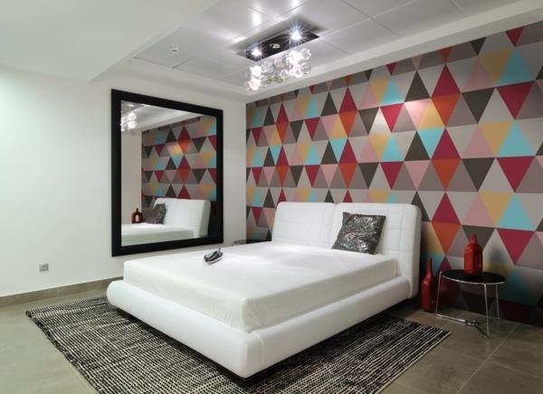 ציורי קיר חדר שינה דמויות גיאומטריות מיטה לבנה