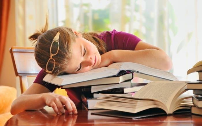 מה לעשות בנוגע לחרדת בחינות תלמיד עייף