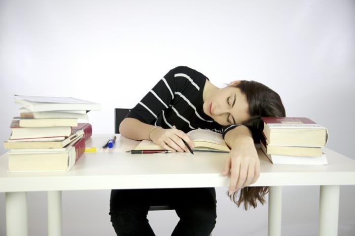 מה לעשות בנוגע לחרדת בחינות סטודנטים עייפים ספרים ישנים