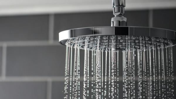 לחסוך מקלחות מים להפחית עלויות נוספות