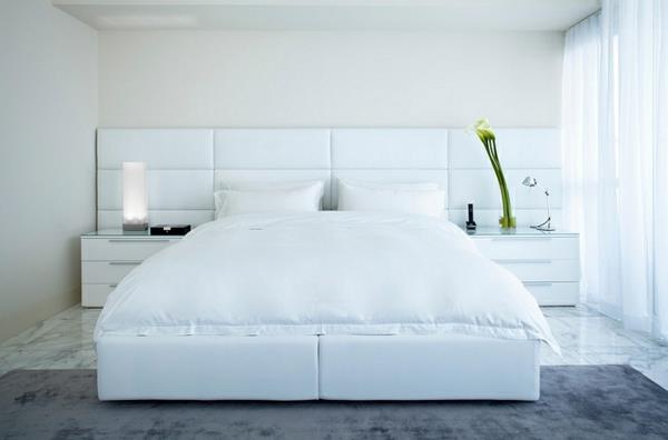 שולחנות צד המיטה עם מיטת עור מרופדת בצבע לבן