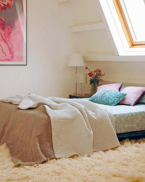 שטיח לבן רך בעליית הגג רעיון שינה ורוד קיר ורוד
