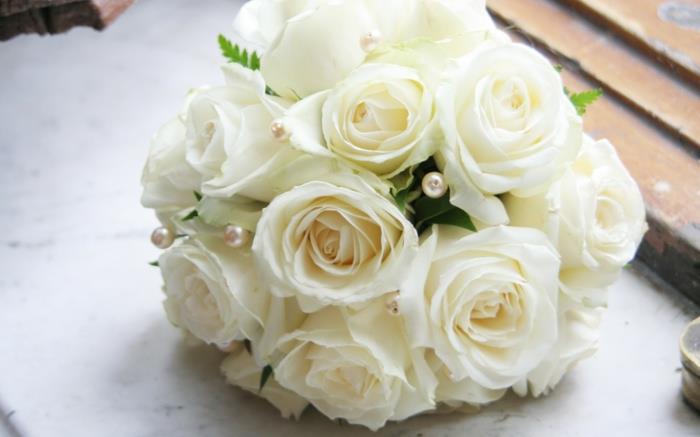 ורד לבן תמימות זר כלה לחתונה