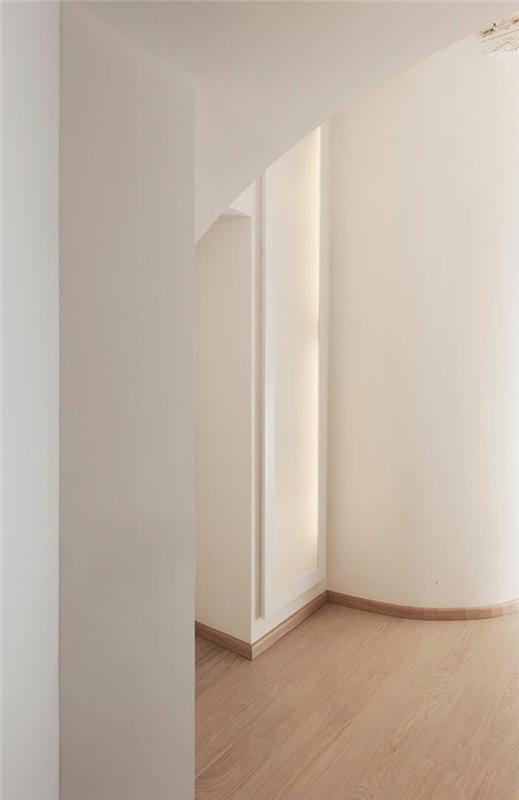 קירות לבנים לרבד עץ בהיר מינימליסטי פנטהאוז פנים