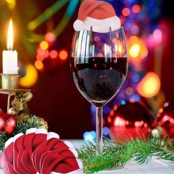 כוס יין קישוט חג המולד עם כובע אדום