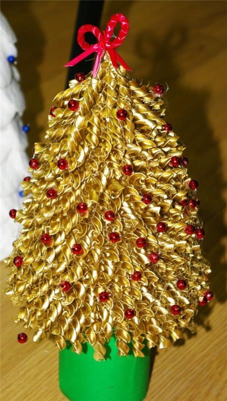 עץ חג המולד מהודר עם אטריות