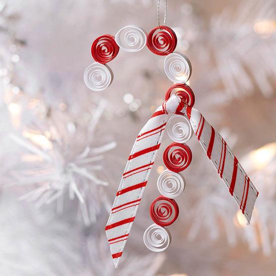 קישוטי חג המולד מייצרים קני ממתקים מנייר ובד באדום ולבן