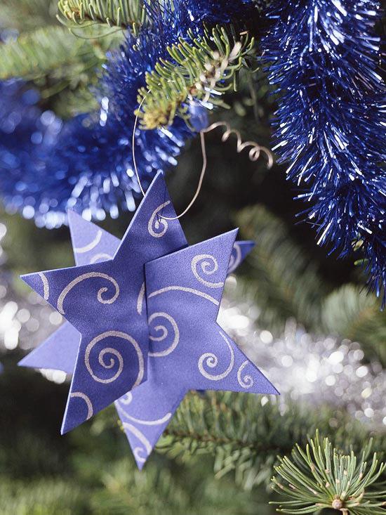 קישוטי חג המולד מתעסקים בשני חלקים של כוכב בצבע סגול