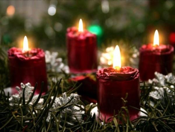 זר חג המולד ונרות דקורטיביים אדומים נרות חג המולד
