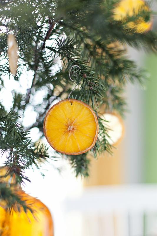 קישוטי חג המולד עם חומרים טבעיים תפוז עם קינמון קישוטי חג המולד עם פרוסות תפוז