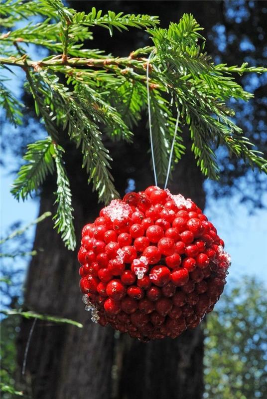 טינקר קישוטי חג המולד עם חומרים טבעיים עוגיות חג המולד פירות יער אדומים