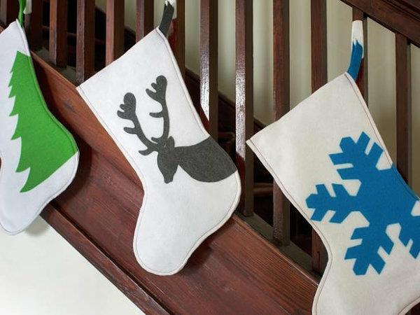 גרבי חג המולד עשויים לבד עם גבישי שלג, צבאים ועץ אשוח