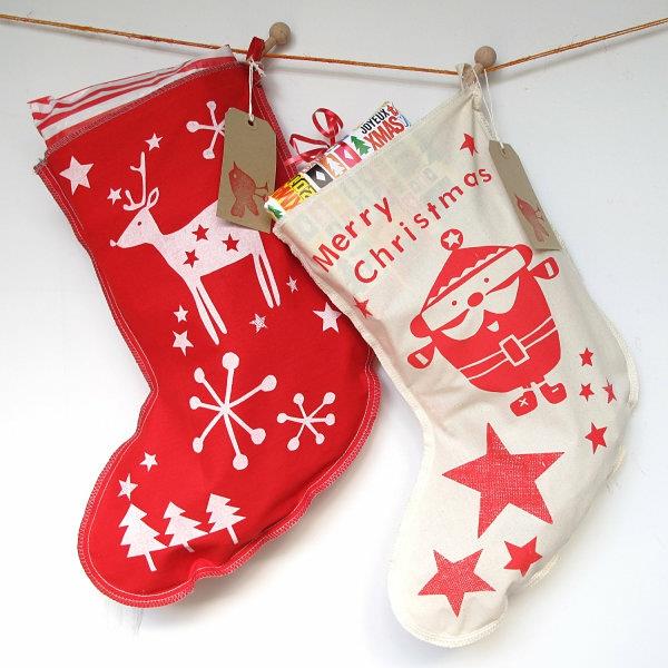 גרבי חג המולד בצבעי לבן ואדום עם מוטיבים חורפיים