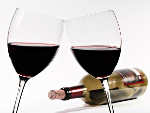 יין מתלה יין בקבוקי יין מסדרים כוסות יין