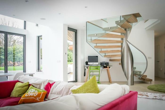 עיצוב חדר מדרגות לולייני במבטא צבעוני