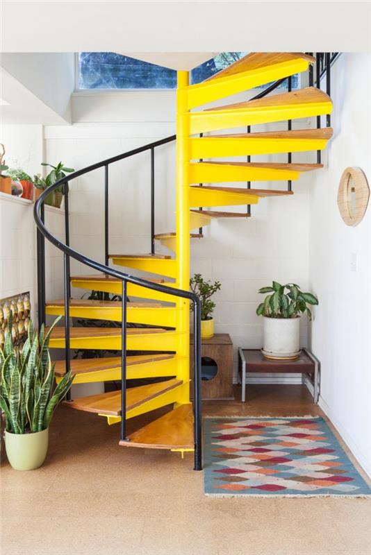 עיצוב מדרגות לולייניות רכבת שטיח בצבע צהוב שחור מעקה