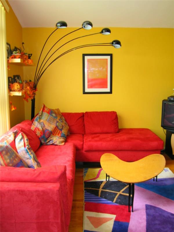ציור קירות רעיונות סלון צבע קיר צהוב שטיח צבעוני