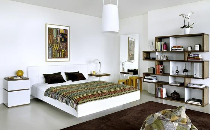 רעיונות מגורים שטיח חום חדר שינה צבע קיר לבן מדפים פתוחים