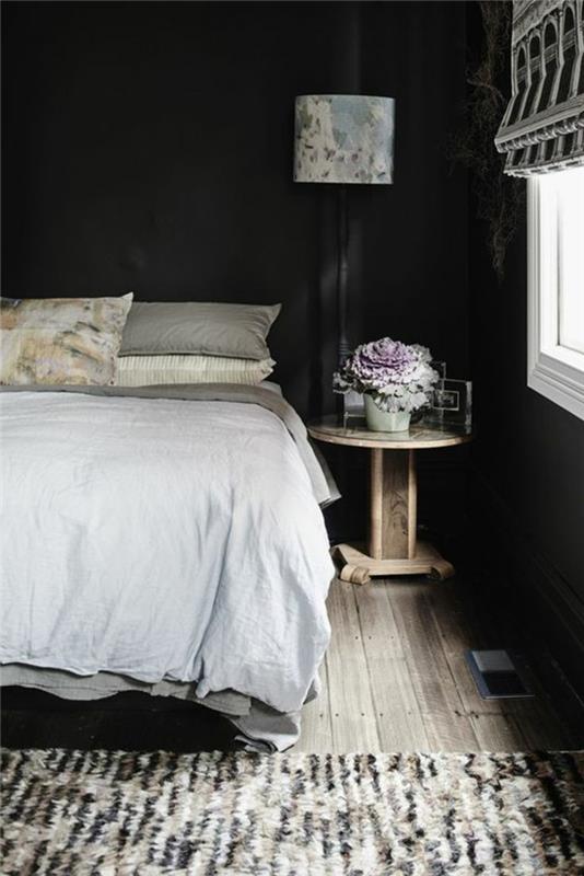 סלון רעיונות חדר שינה צבע קיר שחור רצפת עץ שטיחי רצים פרחים