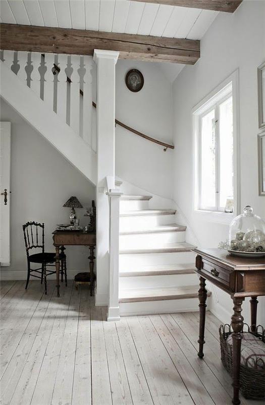 דירה מרוהטת בנוחות במדרגות בסגנון כפרי
