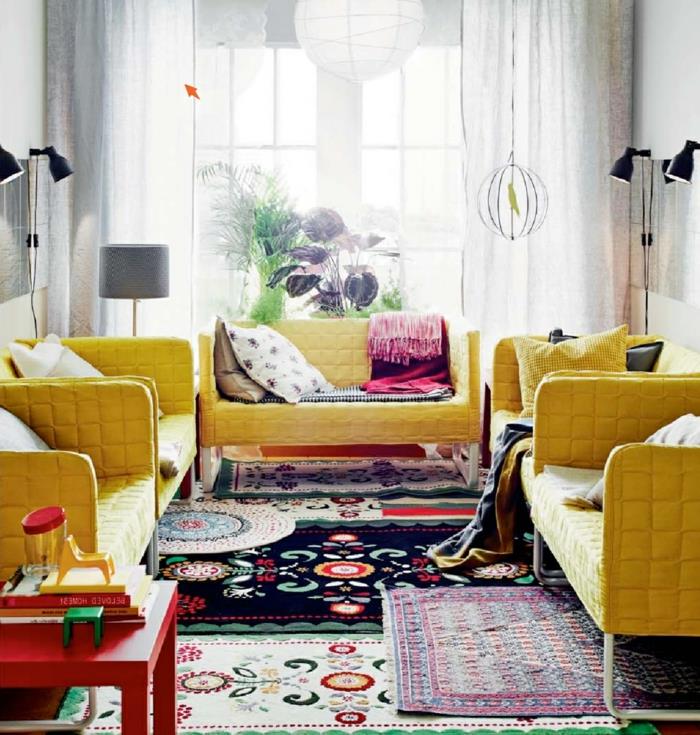 סלון ריהוט צהוב בסגנון כפרי שטיחים צבעוניים וילונות אווריריים