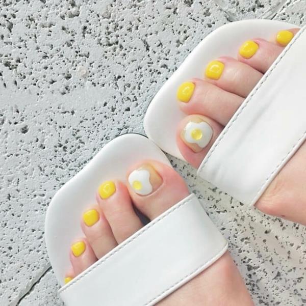 ציפורני רגל צהובות לימון סנדלים לבנים